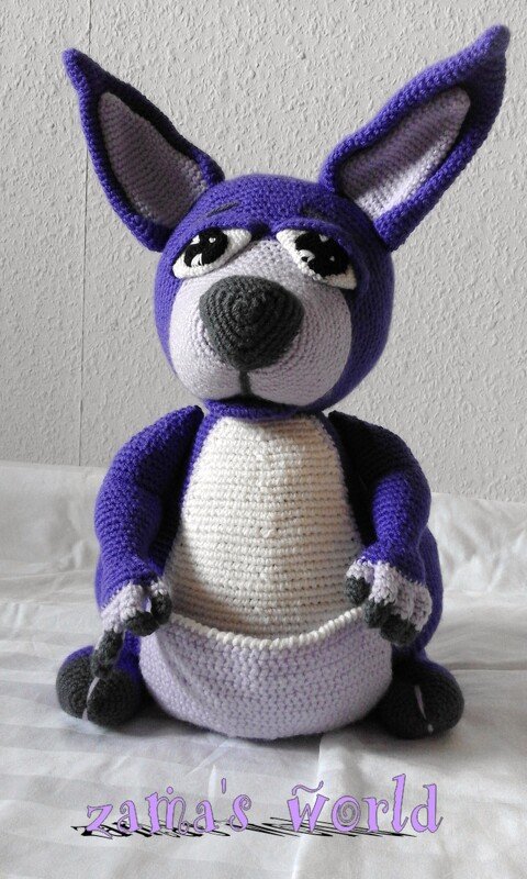 Gehäkeltes lila Amigurumi-Känguru mit Beutel, großen Ohren und hellgrauem Bauch