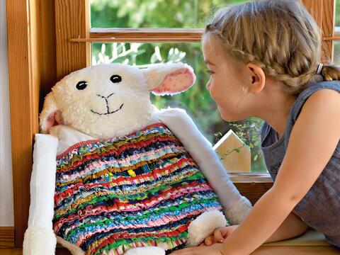 Genähtes Kissen-Schaf mit bunten Rüschen