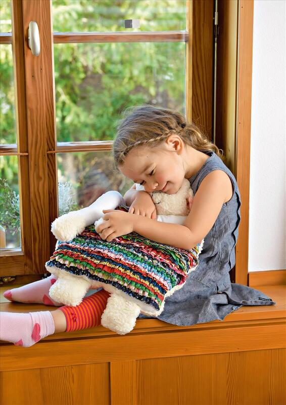 Genähtes Kissen-Schaf mit bunten Rüschen