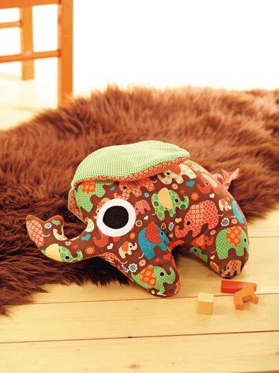 Lustiger genähter Spielzeug-Elefant