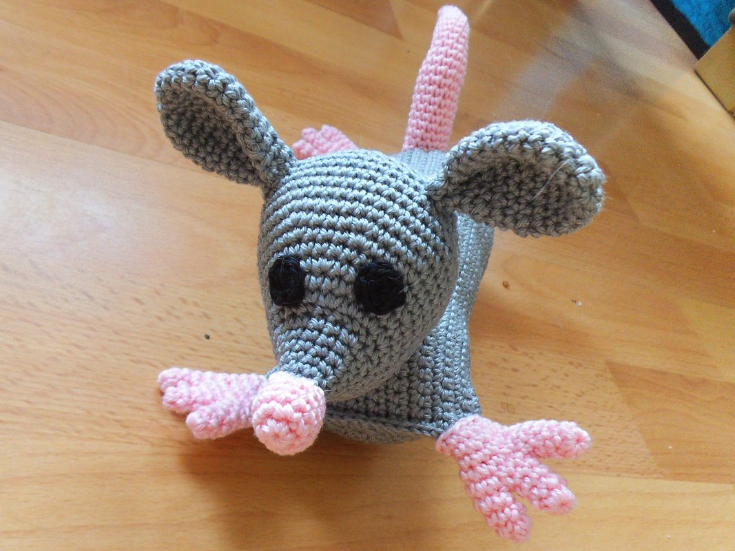 Amigurumi-Häkelmaus grau mit rosa Pfoten und Schwanz