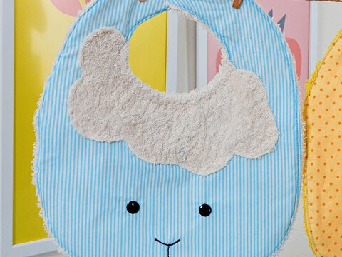 Lätzchen mit Schäfchenmotiv nähen