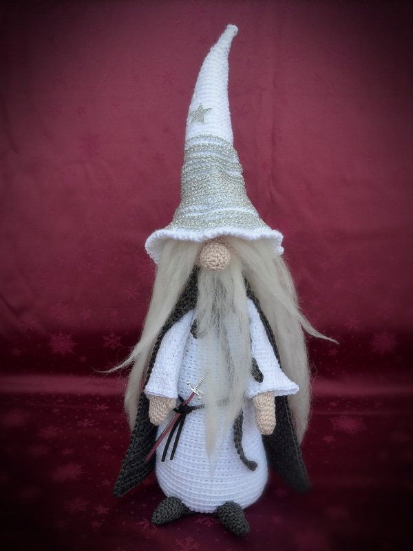 Zauberer mit Umhang und Leuchtstab, Deko Wichtel Magier H&auml;kelanleitung - Bild 3