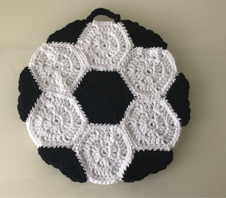 Häkelanleitung Topflappen / Untersetzer Fussball - Bild 2