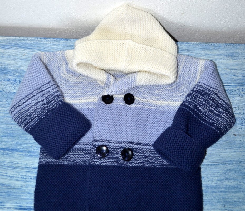 Gestrickte Babyjacke in Blau und Creme mit Kapuze und Knopfleiste