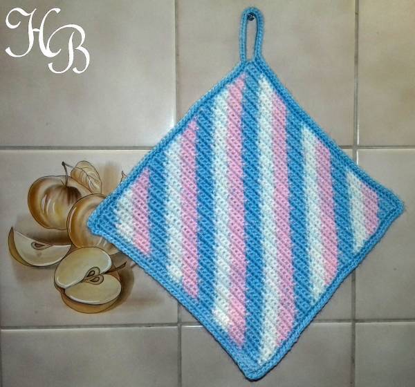 Gehäkelter Topflappen in quadratischer Form mit rosa, weiß und blau gestreiftem Muster und hellblauem Rand