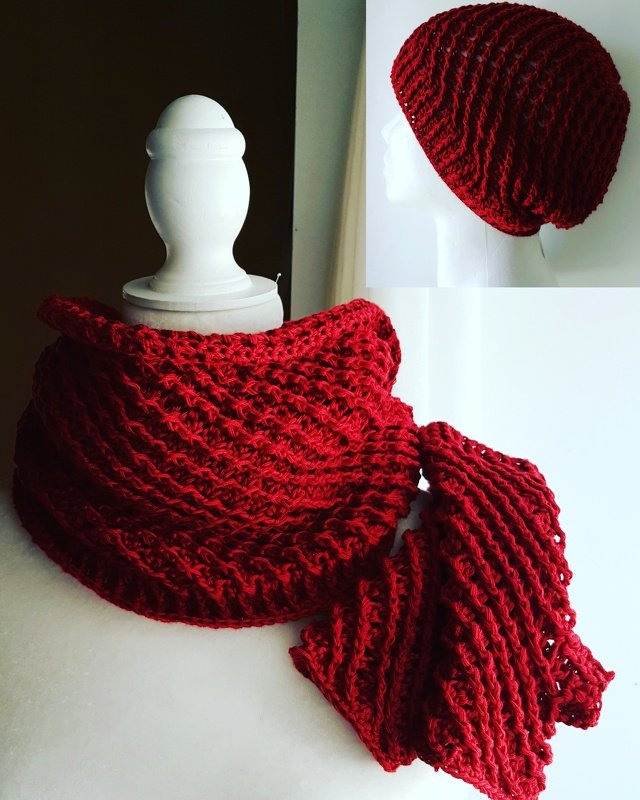 Rotes gehäkeltes Cowl-Schal- und Beanie-Set auf Büste und Mannequinkopf