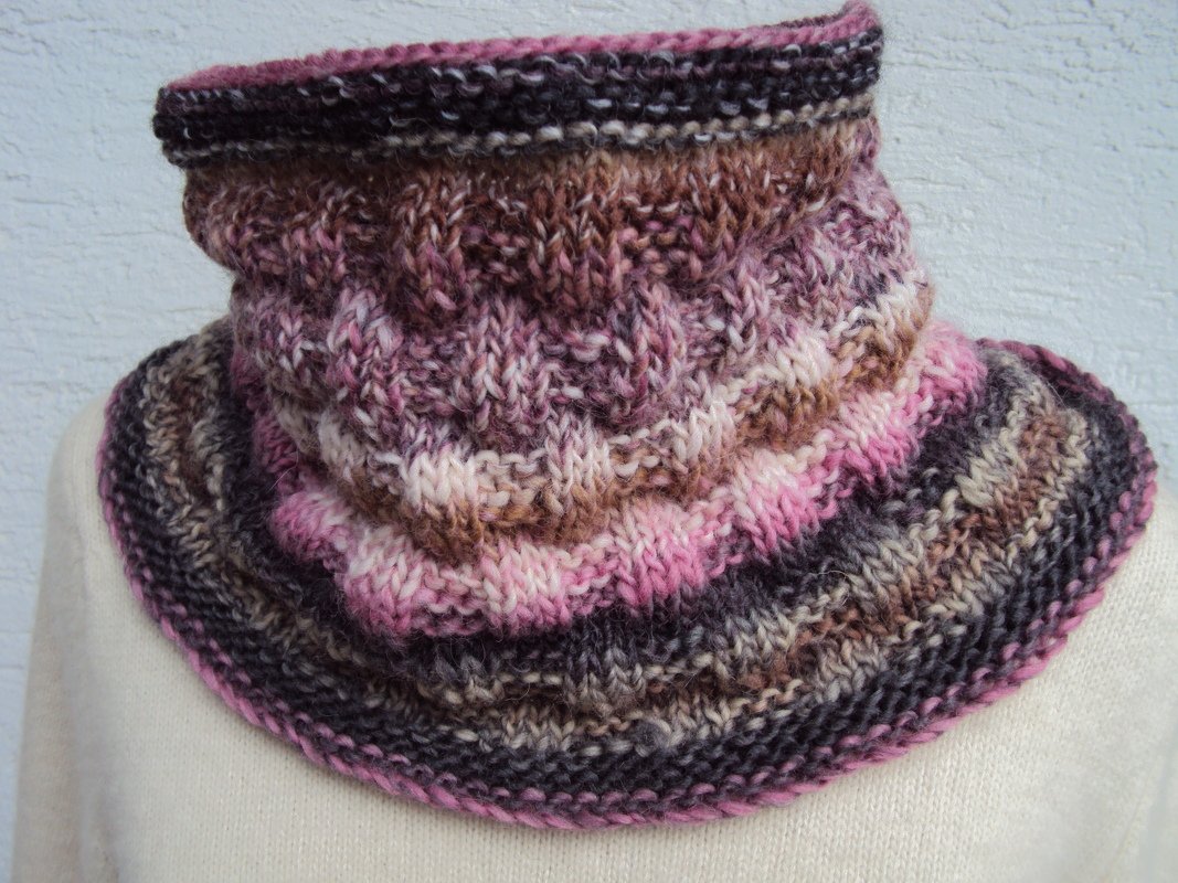 Cowl mit Strukturmuster