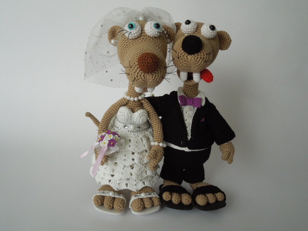 Gehäkeltes Amigurumi-Brautpaar, Braut mit Schleier und Blumenstrauß, Bräutigam im Smoking