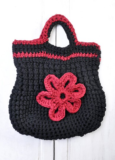 Schwarze Tasche mit Blume häkeln