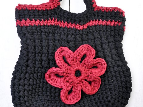Schwarze Tasche mit Blume häkeln