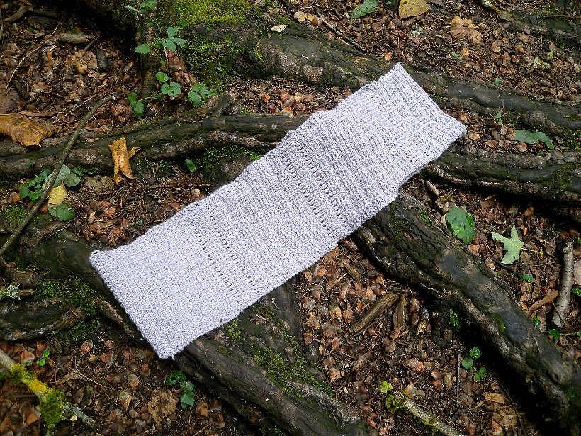 Textured infinity scarf knitting pattern "Eminence Grise" - Image 4