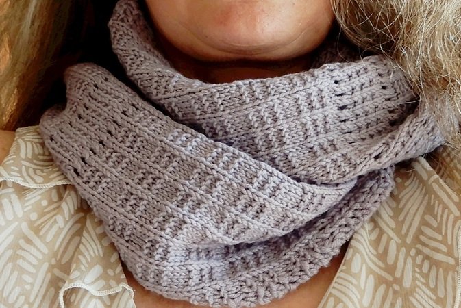 Textured infinity scarf knitting pattern "Eminence Grise"
