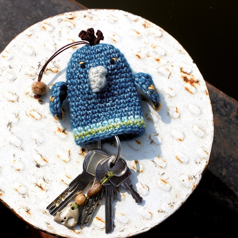 Gehäkelter blauer Vogel-Schlüsselanhänger mit Holzperle an Schlüsselbund