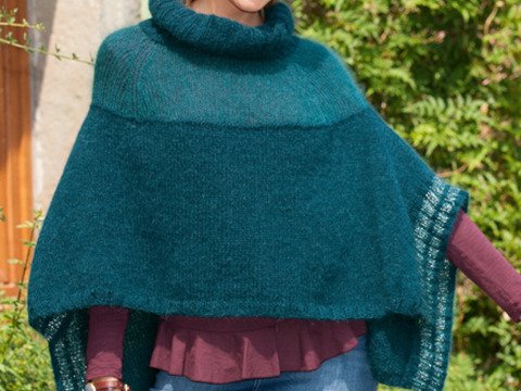 Gestricktes Cape "Leandra"