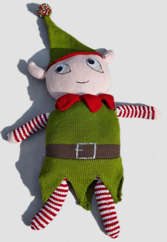 Gestrickte Elfenpuppe in Grün mit rot-weiß gestreiften Armen und Beinen