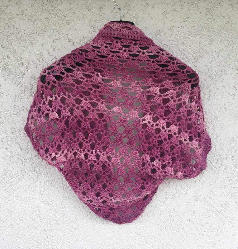 Gehäkeltes Dreieckstuch in Rosa und Lila mit offenem Muschelmuster, aufgehängt