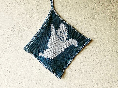 Doppelt gestrickter Topflappen mit einem fürchterlichen Gespenst