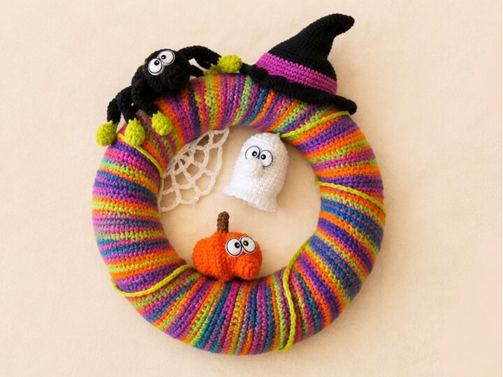 Crochet pattern Halloween wreath with figures