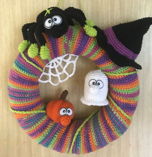 Crochet pattern Halloween wreath with figures