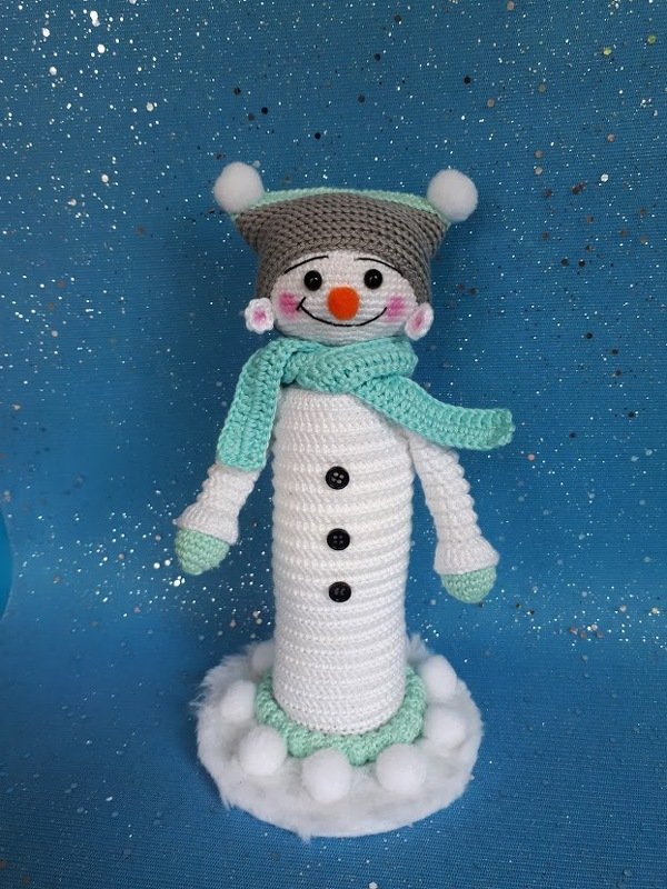 Handgehäkelter Schneemann mit Bommelmütze, Schal und Pompon-Basis