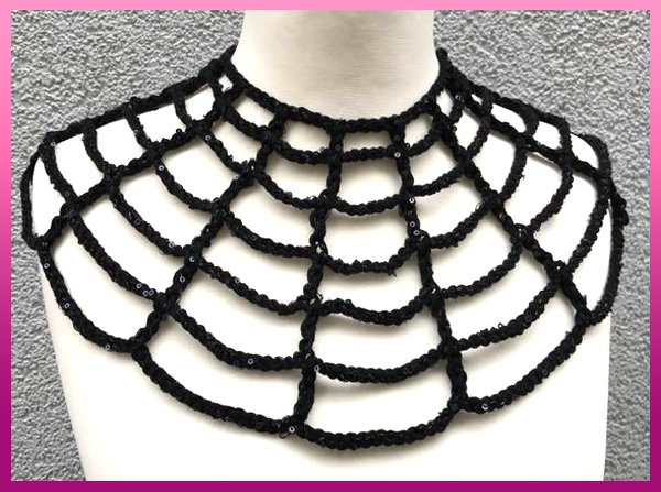 Schwarzer gehäkelter Netzkragen mit Pailletten auf Büste