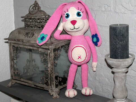 Crochet a bunny – a lanky cuddly bunny with long floppy ears (EN & DE)