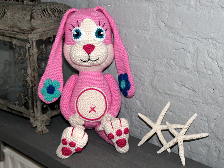 Crochet a bunny – a lanky cuddly bunny with long floppy ears (EN & DE)