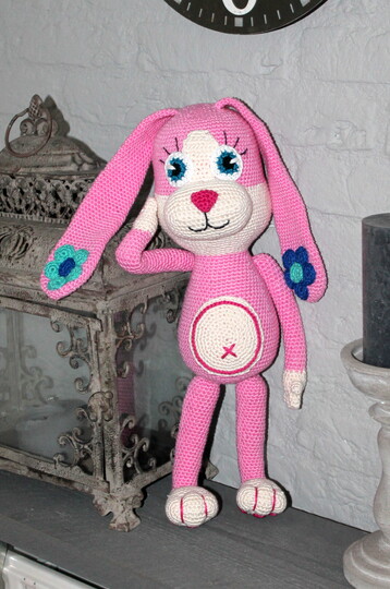 Crochet a bunny – a lanky cuddly bunny with long floppy ears (EN & DE)