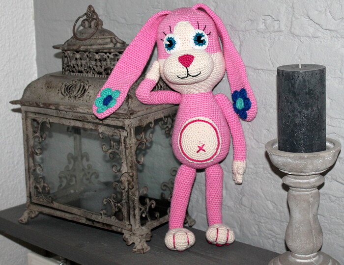 Crochet a bunny – a lanky cuddly bunny with long floppy ears (EN & DE)