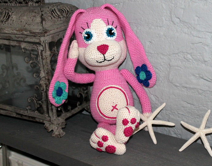 Hase häkeln – schlaksiger Kuschelhase mit langen Schlappohren (DE & EN)