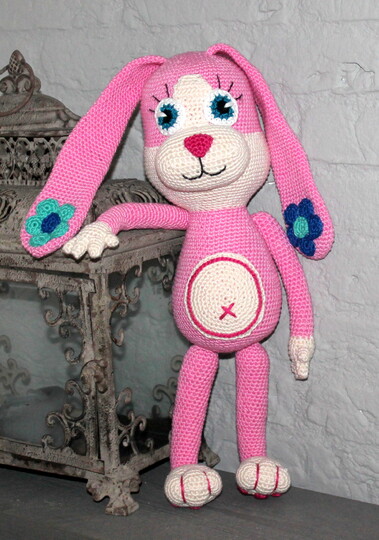 Hase häkeln – schlaksiger Kuschelhase mit langen Schlappohren (DE & EN)