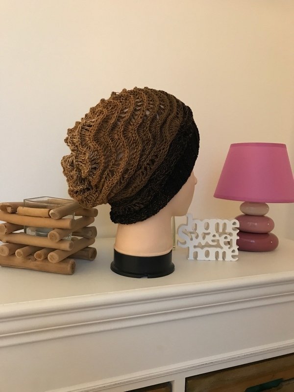 Gehäkelte Oversize-Beanie in Braun und Schwarz mit Wellenmuster auf Mannequinkopf