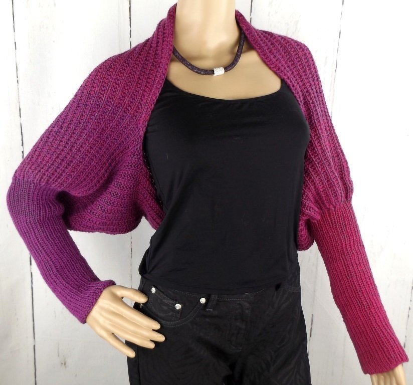 Gestrickter Damen‑Bolero in Lila‑Pink mit langen Ärmeln auf Schaufensterpuppe