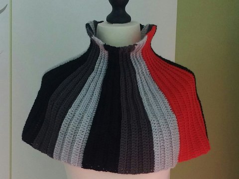 Gehäkelter Schulterwärmer "Kontraste"