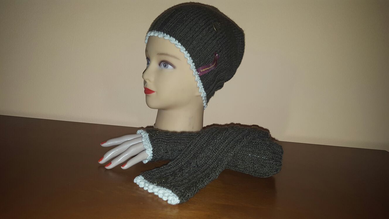Mannequinkopf mit dunkelgrauer Strickmütze und passenden fingerlosen Stulpen mit weißer Kante