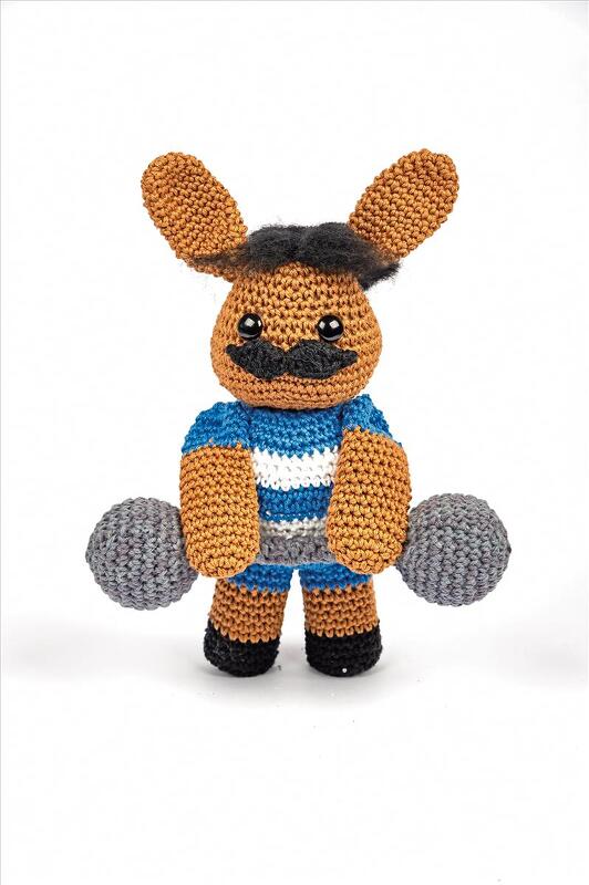 Gehäkelter Amigurumi-Hase mit Schnurrbart, gestreiftem Oberteil und gehäkelten Hanteln.