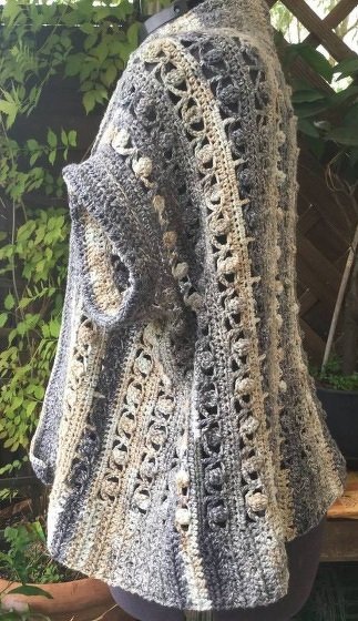 Gehäkelter Damen-Seelenwärmer in Grau und Beige mit Loch- und Reliefmuster