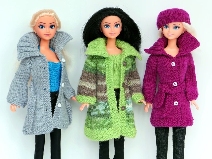 Strickanleitung: Strickjacke und Mütze für kleine Anziehpuppen