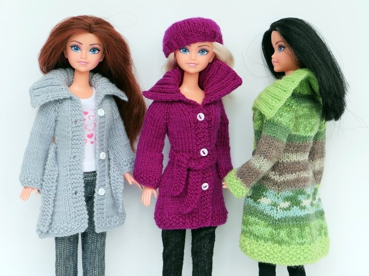 Strickanleitung: Strickjacke und Mütze für kleine Anziehpuppen