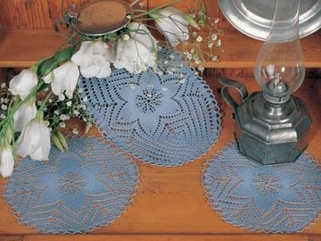 Strickdeckchen "Blütenmitte als Blickfang" Kunststrickdeckchen
