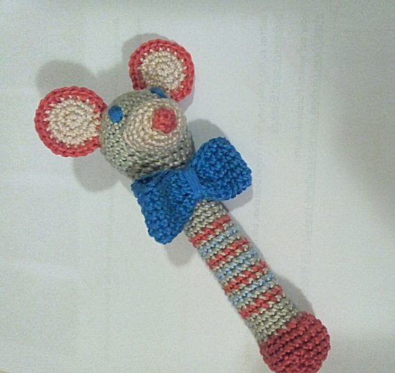 Häkelanleitung für eine Babyrassel "Maus"