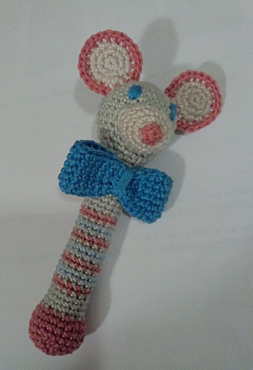 Häkelanleitung für eine Babyrassel "Maus"