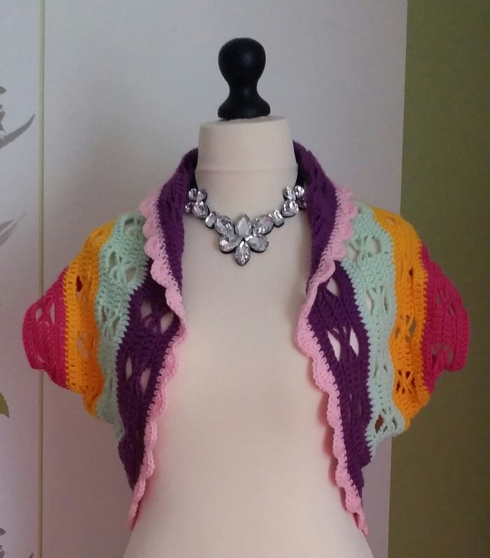 Gehäkelte Regenbogenweste