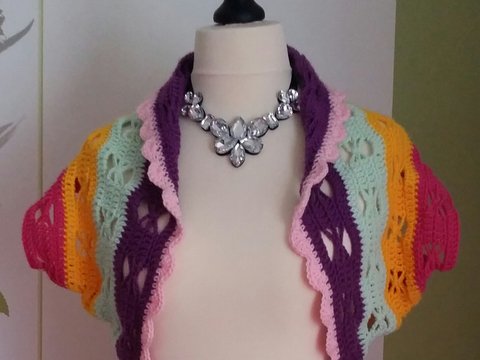 Gehäkelte Regenbogenweste