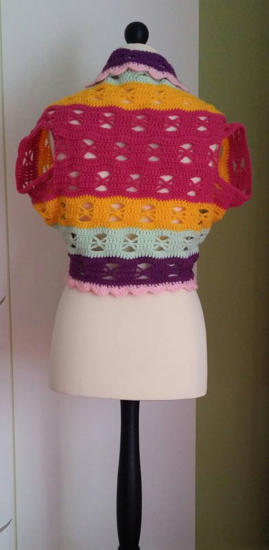 Gehäkelter, gestreifter Bolero in Pink, Gelb, Mint und Lila mit Lochmuster auf einer Schneiderpuppe