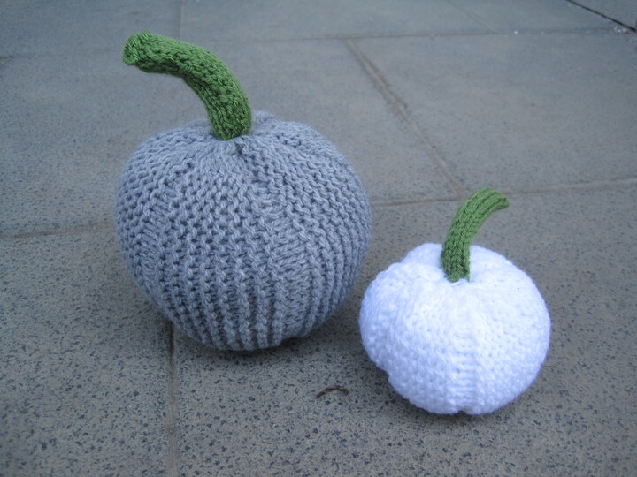 Strickanleitung Kürbis Set in zwei Größen - 14 und 6 cm