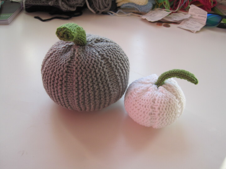Strickanleitung Kürbis Set in zwei Größen - 14 und 6 cm