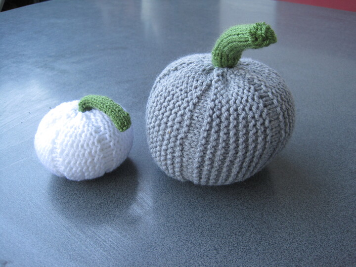 Strickanleitung Kürbis Set in zwei Größen - 14 und 6 cm