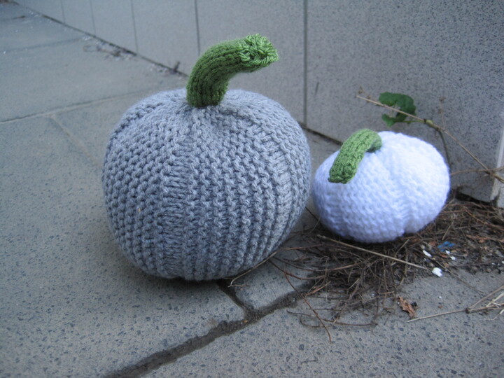 Strickanleitung Kürbis Set in zwei Größen - 14 und 6 cm